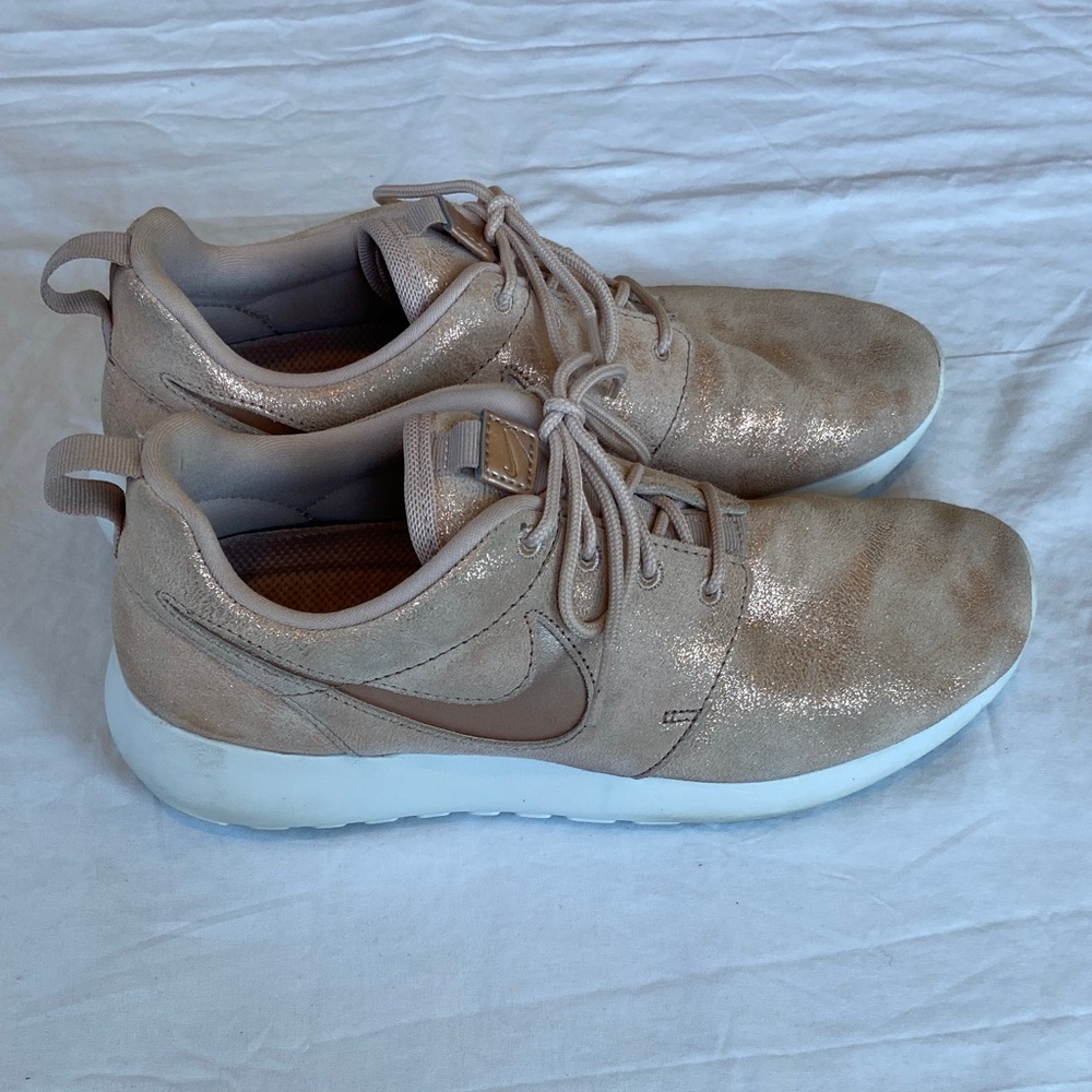 Nike Roshe One Premium Metallic Red Bronze/Rose Gold Womens Size 7